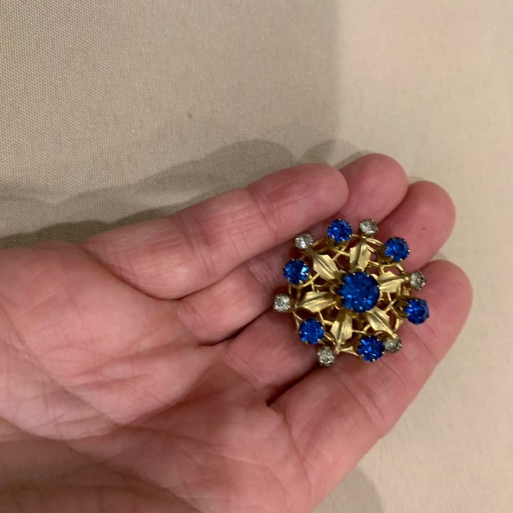 Vintage Goldtone Coro 1” Round Pin w/ Blue Shiny Rhinestones & Clear Sm. Rhines
